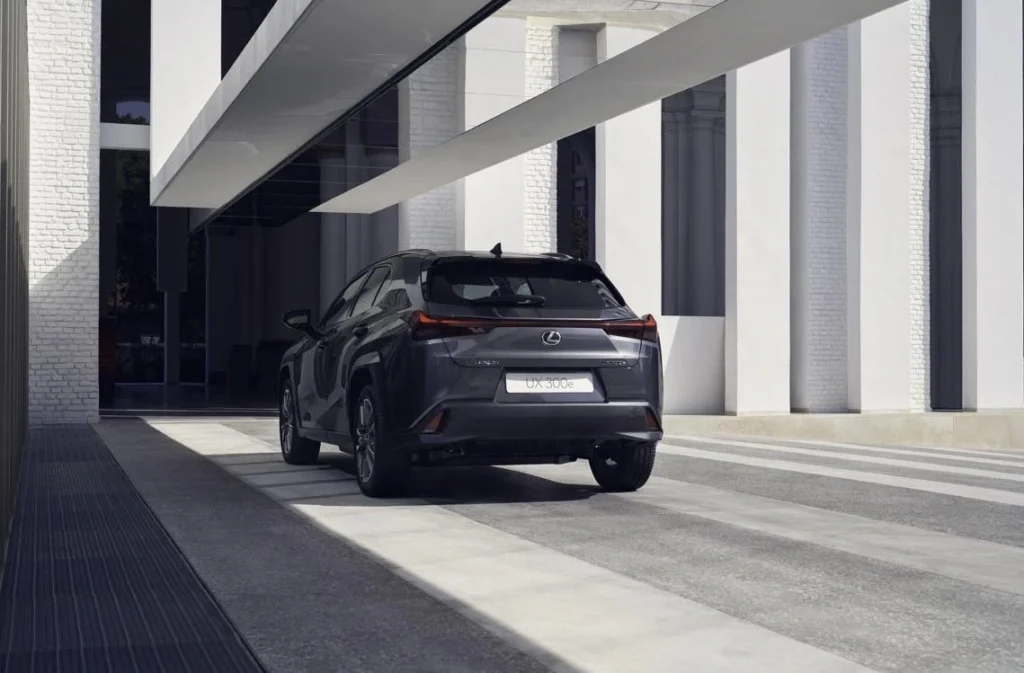 Lexus-UX-300e_2