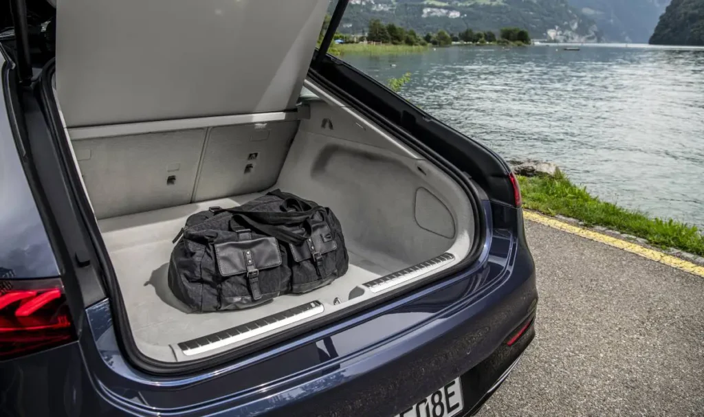 Mercedes-EQS-580-4MATIC-model-12