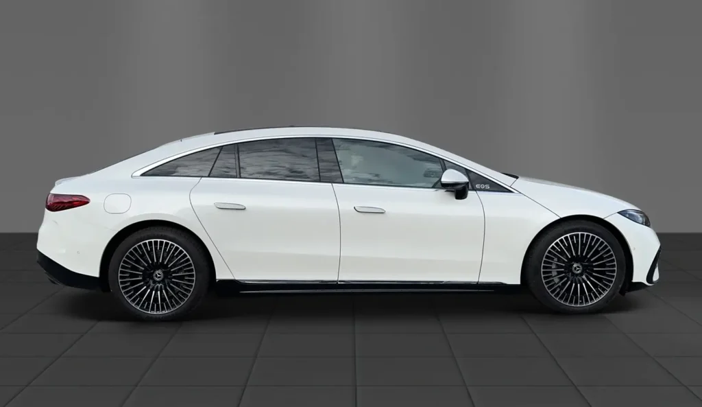 Mercedes-EQS-580-4MATIC-model-6-1