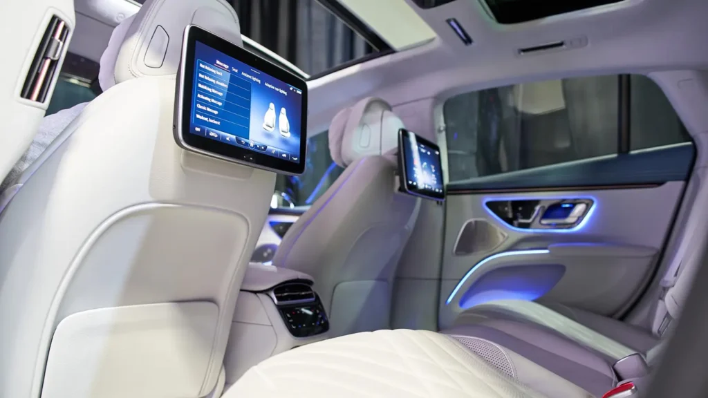 Mercedes-EQS-580-4MATIC-model-8
