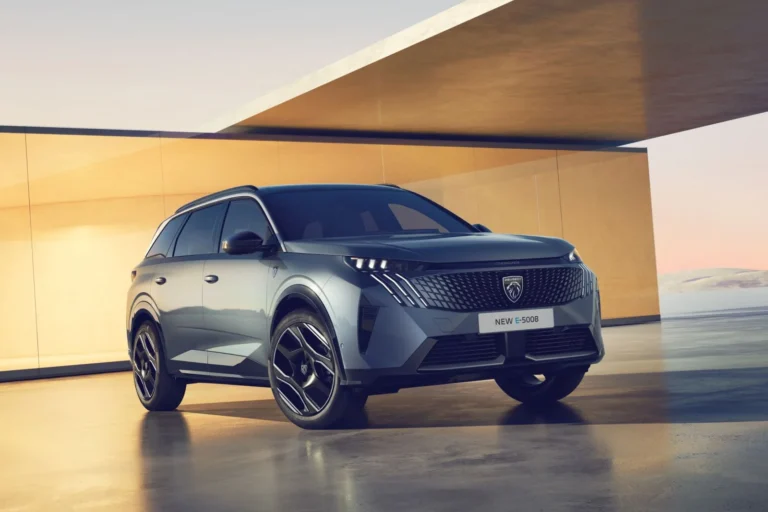 Peugeot e-5008 73 kWh AWD