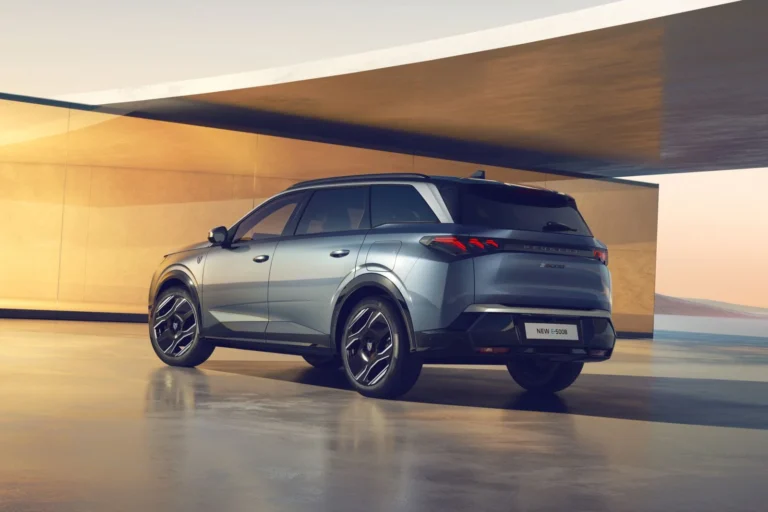 Peugeot e-5008 73 kWh AWD