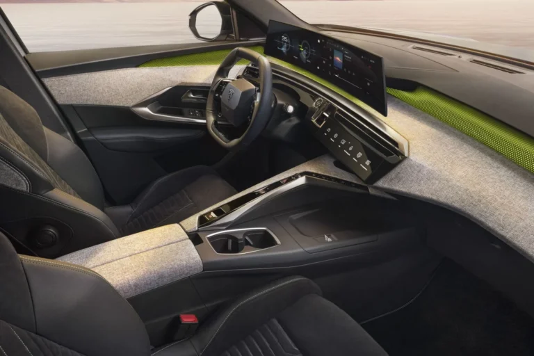 Peugeot e-5008 73 kWh AWD