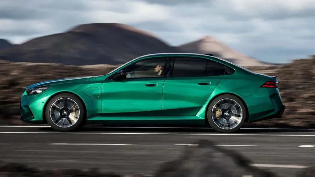 BMW направляє M5 на шлях електрифікації