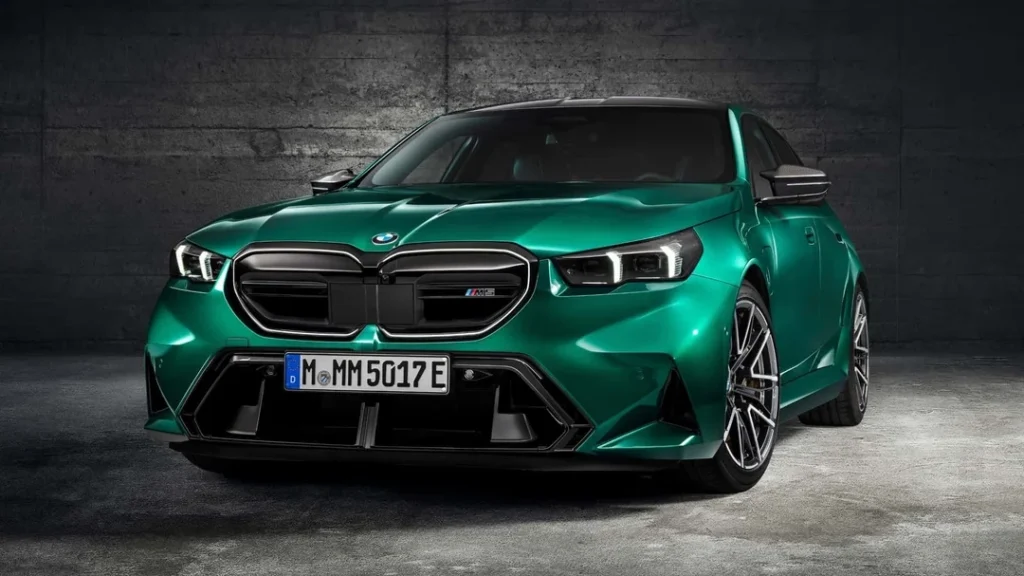 BMW направляє M5 на шлях електрифікації