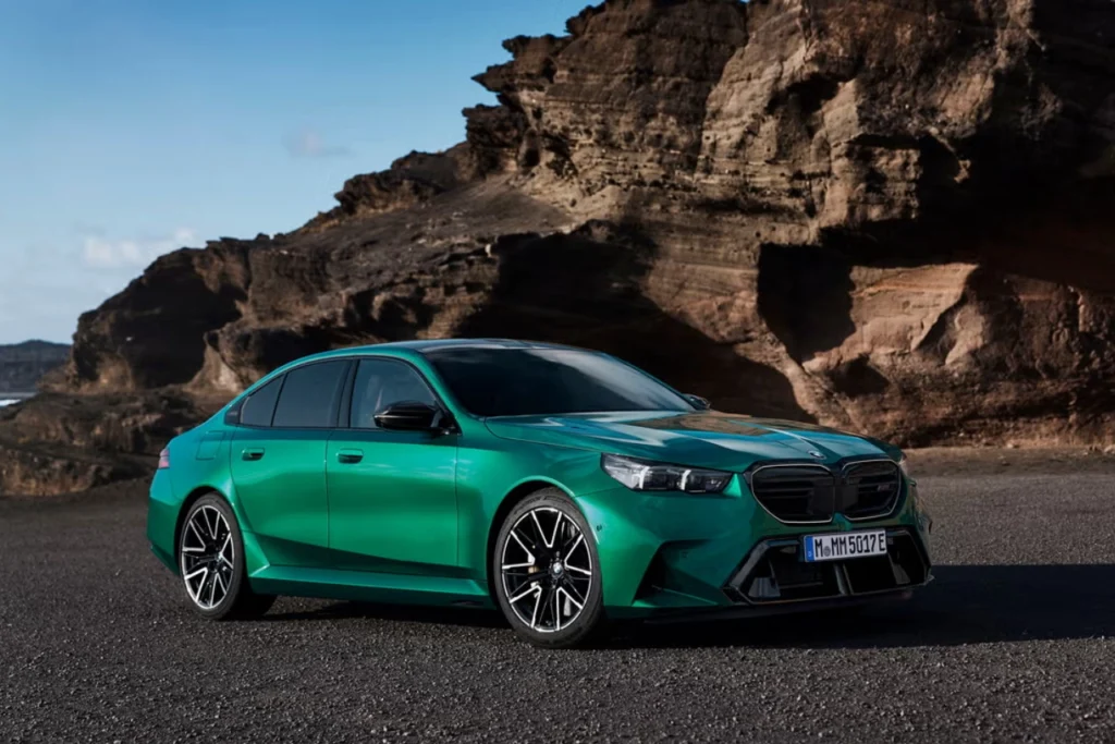 BMW направляє M5 на шлях електрифікації